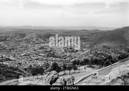 Blick auf Zacatecas vom Hügel Cerro de la Bufa, mittig erkennbar die Kathedrale, 1964. Vue de Zacatecas depuis la colline du Cerro de la Bufa, avec la cathédrale au centre, 1964. Banque D'Images