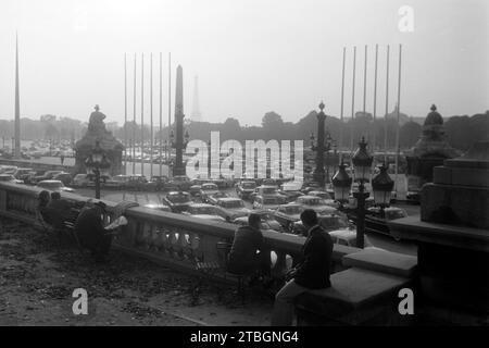 Straßenverkehr an der place de la Concorde à Paris, im hintergrund der Obelisk und der Eiffelturm, 1962.circulation routière de la place de la Concorde à Paris, en arrière-plan l'Obélisque et la Tour Eiffel, 1962. Banque D'Images