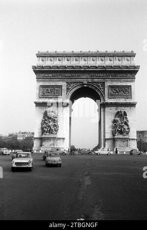 Der Arc de Triomphe in Paris, an der linken Säule stellt das Flachrelief den Frieden dar, an der rechten den Widerstand, 1962. L'Arc de Triomphe à Paris, sur la colonne de gauche le bas-relief représente la paix, sur la colonne de droite résistance, 1962. Banque D'Images