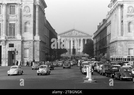 Der Straßenverkehr an der place de la Concorde, Links das Hotel de Crillon, rechts das Hotel de la Marine, in der Mitte die Madeleine, eine Pfarrkirche im klassizistischen Stil, Paris 1962. La circulation à la place de la Concorde, à gauche l'Hôtel de Crillon, à droite l'Hôtel de la Marine, au centre la Madeleine, église paroissiale de style néoclassique, Paris 1962. Banque D'Images