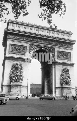 Der Arc de Triomphe in Paris, an der linken Säule stellt das Flachrelief den Frieden dar, an der rechten den Widerstand, 1962. L'Arc de Triomphe à Paris, sur la colonne de gauche le bas-relief représente la paix, sur la colonne de droite résistance, 1962. Banque D'Images