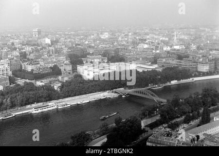 Blick auf Paris und die Seine aus dem dritten stock des Eiffelturms, rechts das Museum für moderne Kunst und die passerelle Debilly, 1962. Vue sur Paris et la Seine depuis le troisième étage de la Tour Eiffel, avec le Musée d'Art moderne et la passerelle Debilly sur la droite, 1962. Banque D'Images