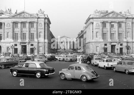 Der Straßenverkehr an der place de la Concorde, Links das Hotel de Crillon, rechts das Hotel de la Marine, in der Mitte die Madeleine, eine Pfarrkirche im klassizistischen Stil, Paris 1962. La circulation à la place de la Concorde, à gauche l'Hôtel de Crillon, à droite l'Hôtel de la Marine, au centre la Madeleine, église paroissiale de style néoclassique, Paris 1962. Banque D'Images