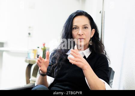 Berlin, Allemagne. 04 décembre 2023. Güner Balci, responsable de l'intégration de Neukölln, lors d'un entretien avec DPA à la mairie de Neukölln. Crédit : Carsten Koall/dpa/Alamy Live News Banque D'Images