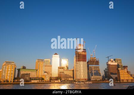 Vue panoramique, paysage urbain de Canary Wharf vu de Rotherhithe à Londres, Angleterre Banque D'Images