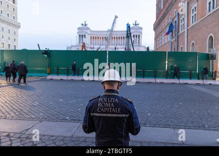 Rome, RM, Italie. 6 décembre 2023. Policier de la circulation devant les chantiers de construction sur la Piazza Venezia à Rome (crédit image : © Matteo Nardone/Pacific Press via ZUMA Press Wire) À USAGE ÉDITORIAL UNIQUEMENT! Non destiné à UN USAGE commercial ! Banque D'Images