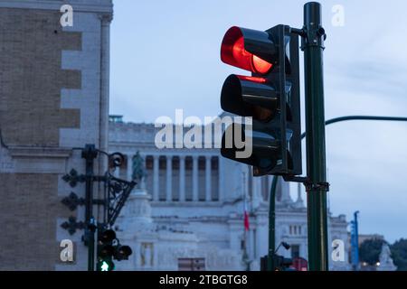 Rome, RM, Italie. 6 décembre 2023. Pour la première fois, les feux de circulation semblaient réguler la circulation sur la Piazza Venezia à Rome (crédit image : © Matteo Nardone/Pacific Press via ZUMA Press Wire) À USAGE ÉDITORIAL SEULEMENT! Non destiné à UN USAGE commercial ! Banque D'Images