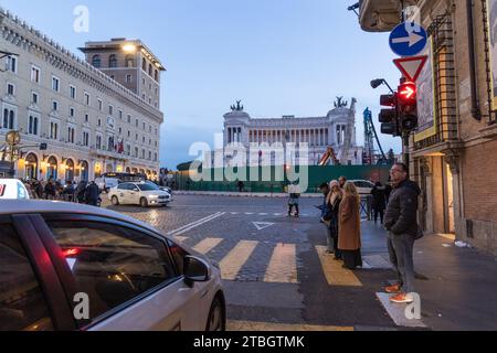 Rome, RM, Italie. 6 décembre 2023. Pour la première fois, les feux de circulation semblaient réguler la circulation sur la Piazza Venezia à Rome (crédit image : © Matteo Nardone/Pacific Press via ZUMA Press Wire) À USAGE ÉDITORIAL SEULEMENT! Non destiné à UN USAGE commercial ! Banque D'Images