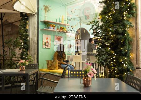 Rome, RM, Italie. 6 décembre 2023. Une femme assise dans un bar près de la Piazza Venezia à Rome (crédit image : © Matteo Nardone/Pacific Press via ZUMA Press Wire) USAGE ÉDITORIAL SEULEMENT! Non destiné à UN USAGE commercial ! Banque D'Images