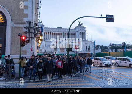 Rome, RM, Italie. 6 décembre 2023. Les gens attendent de traverser la rue à Piazza Venezia à Rome (crédit image : © Matteo Nardone/Pacific Press via ZUMA Press Wire) USAGE ÉDITORIAL SEULEMENT! Non destiné à UN USAGE commercial ! Banque D'Images