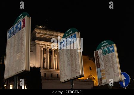 Rome, RM, Italie. 6 décembre 2023. Arrêts de bus près de la Piazza Venezia à Rome (crédit image : © Matteo Nardone/Pacific Press via ZUMA Press Wire) À USAGE ÉDITORIAL UNIQUEMENT! Non destiné à UN USAGE commercial ! Banque D'Images