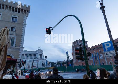 Rome, RM, Italie. 6 décembre 2023. Pour la première fois, les feux de circulation semblaient réguler la circulation sur la Piazza Venezia à Rome (crédit image : © Matteo Nardone/Pacific Press via ZUMA Press Wire) À USAGE ÉDITORIAL SEULEMENT! Non destiné à UN USAGE commercial ! Banque D'Images