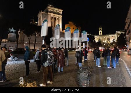 Rome, RM, Italie. 6 décembre 2023. Les gens attendent à un arrêt de bus près de Piazza Venezia à Rome (crédit image : © Matteo Nardone/Pacific Press via ZUMA Press Wire) USAGE ÉDITORIAL SEULEMENT! Non destiné à UN USAGE commercial ! Banque D'Images