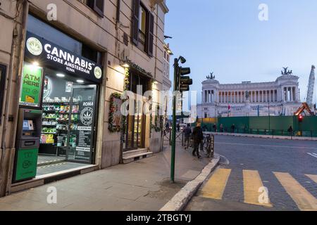 Rome, RM, Italie. 6 décembre 2023. Vue de la Piazza Venezia à Rome avec un magasin de cannabis (crédit image : © Matteo Nardone/Pacific Press via ZUMA Press Wire) À USAGE ÉDITORIAL UNIQUEMENT! Non destiné à UN USAGE commercial ! Banque D'Images