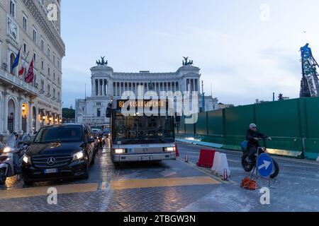 Rome, RM, Italie. 6 décembre 2023. Bus à Piazza Venezia à Rome (crédit image : © Matteo Nardone/Pacific Press via ZUMA Press Wire) USAGE ÉDITORIAL SEULEMENT! Non destiné à UN USAGE commercial ! Banque D'Images