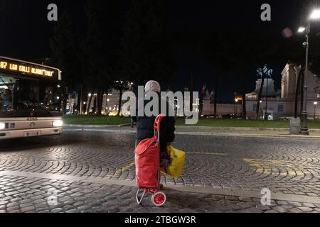 Rome, RM, Italie. 6 décembre 2023. Une femme attend le bus près de la Piazza Venezia à Rome (crédit image : © Matteo Nardone/Pacific Press via ZUMA Press Wire) POUR USAGE ÉDITORIAL SEULEMENT! Non destiné à UN USAGE commercial ! Banque D'Images