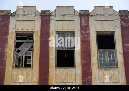 Vieux bâtiment délabré avec des fenêtres cassées Banque D'Images