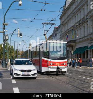 Circulation routière avec voiture et tramway sur la rue Smetanovo nabrezi dans le centre de Prague près de la rivière Vltava Banque D'Images