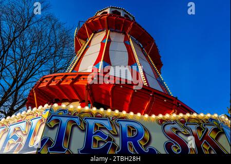 Helter Skelter au Noël 2023 d'Édimbourg – dans les jardins de Princes Street, Édimbourg Banque D'Images