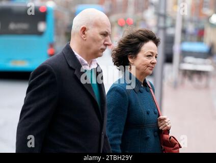 Julia Waters, sœur de Ruth Perry, arrive à Berkshire Coroners court à l'hôtel de ville de Reading à la fin de la mort de Ruth Perry, la directrice qui est soupçonnée de s'être suicidée à la suite d'une inspection Ofsted. La famille de Perry dit qu'elle s'est suicidée après qu'un rapport du chien de garde ait rétrogradé son école primaire Caversham à Reading de sa plus haute note à sa plus basse note sur les préoccupations de protection. Date de la photo : jeudi 7 décembre 2023. Banque D'Images