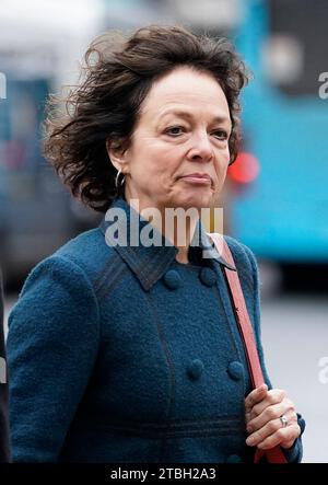 Julia Waters, sœur de Ruth Perry, arrive à Berkshire Coroners court à l'hôtel de ville de Reading à la fin de la mort de Ruth Perry, la directrice qui est soupçonnée de s'être suicidée à la suite d'une inspection Ofsted. La famille de Perry dit qu'elle s'est suicidée après qu'un rapport du chien de garde ait rétrogradé son école primaire Caversham à Reading de sa plus haute note à sa plus basse note sur les préoccupations de protection. Date de la photo : jeudi 7 décembre 2023. Banque D'Images