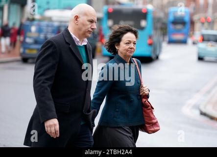 Julia Waters, sœur de Ruth Perry, arrive à Berkshire Coroners court à l'hôtel de ville de Reading à la fin de la mort de Ruth Perry, la directrice qui est soupçonnée de s'être suicidée à la suite d'une inspection Ofsted. La famille de Perry dit qu'elle s'est suicidée après qu'un rapport du chien de garde ait rétrogradé son école primaire Caversham à Reading de sa plus haute note à sa plus basse note sur les préoccupations de protection. Date de la photo : jeudi 7 décembre 2023. Banque D'Images