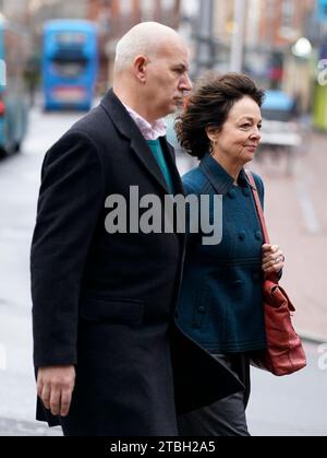 Julia Waters, sœur de Ruth Perry, arrive à Berkshire Coroners court à l'hôtel de ville de Reading à la fin de la mort de Ruth Perry, la directrice qui est soupçonnée de s'être suicidée à la suite d'une inspection Ofsted. La famille de Perry dit qu'elle s'est suicidée après qu'un rapport du chien de garde ait rétrogradé son école primaire Caversham à Reading de sa plus haute note à sa plus basse note sur les préoccupations de protection. Date de la photo : jeudi 7 décembre 2023. Banque D'Images