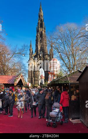 Le Scott Monument au Noël 2023 d'Édimbourg – dans les jardins de Princes Street, Édimbourg Banque D'Images