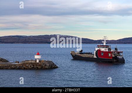 MS Maursund Landing Craft bateau à Sandnessjoen, Norvège, Scandinavie, Europe en octobre Banque D'Images