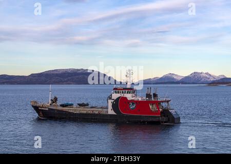 MS Maursund Landing Craft bateau à Sandnessjoen, Norvège, Scandinavie, Europe en octobre Banque D'Images