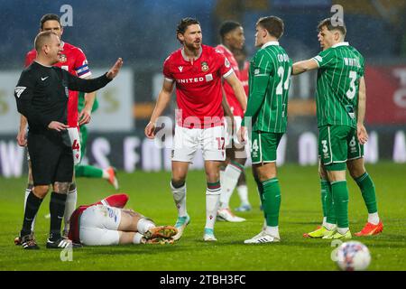 George Evans de Wrexham et Charlie Cooper de Yeovil Town s’affrontent lors du match de deuxième tour de la coupe FA Emirates au Racecourse Ground, à Wrexham. Date de la photo : dimanche 3 décembre 2023. Banque D'Images