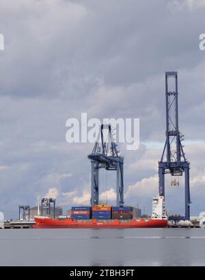 Un petit porte-conteneurs amarré au port de Thames sur la rivière Medway dans le Kent Royaume-Uni, chargeant et déchargeant des conteneurs maritimes Banque D'Images