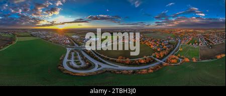 Coucher de soleil sur un petit village de rêve - vue aérienne à l'aube Banque D'Images