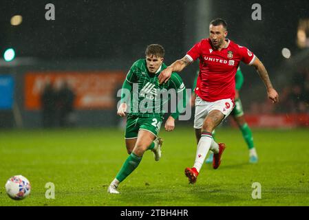 Ollie Palmer de Wrexham et Charlie Cooper de Yeovil Town se battent pour le ballon lors du match de deuxième tour de la Emirates FA Cup au Racecourse Ground de Wrexham. Date de la photo : dimanche 3 décembre 2023. Banque D'Images