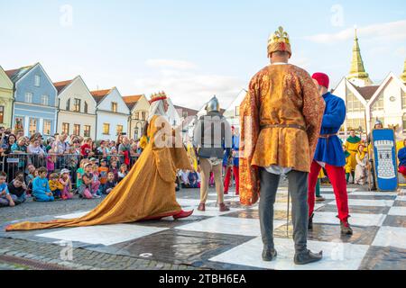 Zilina, Slovaque Republiс, Slovaquie - 28 juillet 2023 : figurines d'échecs en direct vêtues de costumes médiévaux et armures lors de la restauration annuelle traditionnelle Banque D'Images