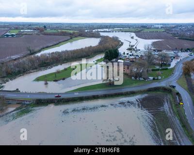 La rivière Anker éclate ses rives inondant les champs le long de Sheepy Road sur la frontière du Warwickshire, Leicestershire. Banque D'Images