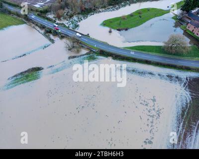 La rivière Anker éclate ses rives inondant les champs le long de Sheepy Road sur la frontière du Warwickshire, Leicestershire. Banque D'Images