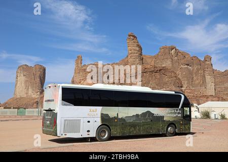 Autocar de luxe pour transporter les visiteurs autour d'Al Ula dans le désert saoudien Banque D'Images