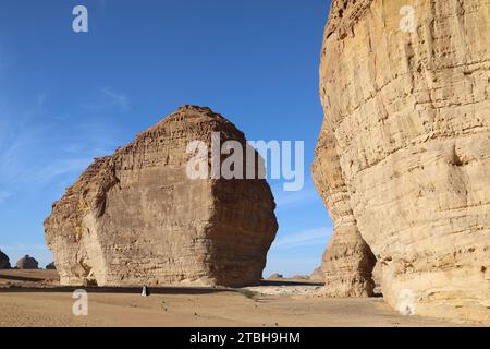 Touristes marchant sur le site Elephant Rock à Al Ula Banque D'Images