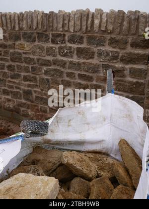 Mur d'enceinte avec façade traditionnelle en pierre en cours de construction dans un nouveau développement immobilier. Banque D'Images