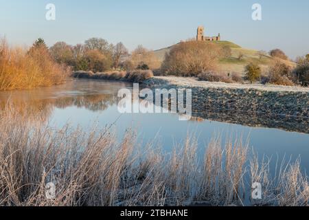 Matin d'hiver glacial à côté de la rivière Parrett et Burrow Mump, Burrowbridge, Somerset, Angleterre. Hiver (janvier) 2023. Banque D'Images