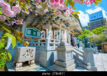 Namba Yasaka-jinja l'un des lieux de culte les plus distinctifs d'Osaka avec un gigantesque bâtiment en forme de tête de lion avec une énorme bouche ouverte qui avale le mal sp Banque D'Images