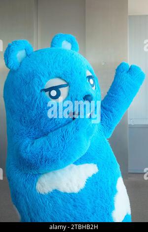 Osaka, Japon - avril 9 2023 : Abénobea est la mascotte de l'Observatoire Abeno Harukas dans le bâtiment Abeno Harukas Banque D'Images