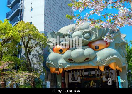 Namba Yasaka-jinja l'un des lieux de culte les plus distinctifs d'Osaka avec un gigantesque bâtiment en forme de tête de lion avec une énorme bouche ouverte qui avale le mal sp Banque D'Images