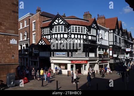 Touristes et Shoppers The Rows Eastgate Street Chester Old Town ou Historic District England UK Banque D'Images