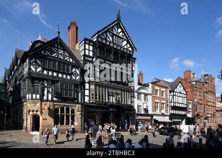 Touristes et Shoppers Eastgate Street Chester Old Town ou Historic District England UK, y compris Victorian Tudor style Corner Buildings n ° 35 et 37. Banque D'Images