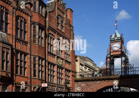 Eastgate Clock (1899) et Victorian Red Brick Grosvenor Club et North & South Wales Bank Building (1881-83) par Douglas & Fordham Chester Angleterre Royaume-Uni Banque D'Images