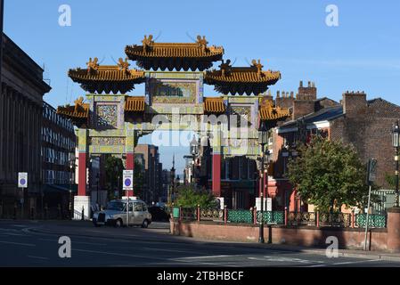 Chinese Arch, Archway, Ornamental Gate, Gateway or Entrance, connu sous le nom de Paifang ou Pailou, construit de 1999 à 2000, à Chinatown sur Nelson Street Liverpool Banque D'Images