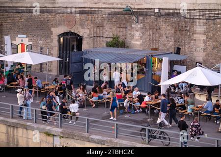 Paris, France - 8 octobre 2023 : vue d'un bar-restaurant plein air bondé dans la rue piétonne à côté de la Seine à Paris France Banque D'Images