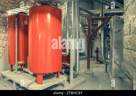 Système de chauffage indépendant moderne dans la chaufferie. Canalisations, pompe à eau, vannes, manomètres Banque D'Images